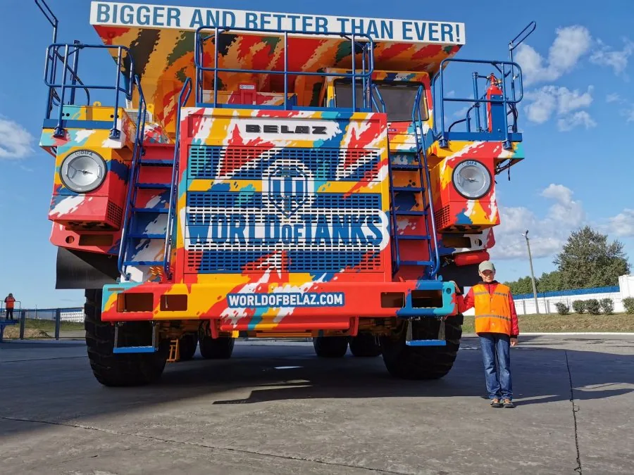 БелАЗ в брендировании World of Tanks, вид сбоку